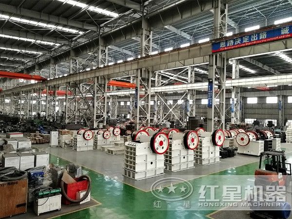 時(shí)產(chǎn)50噸,出料0.2-0.3mm的大理石制砂機(jī)車(chē)間一角 時(shí)產(chǎn)50噸,出料0.2-0.3mm的大理石制砂機(jī)車(chē)間一角