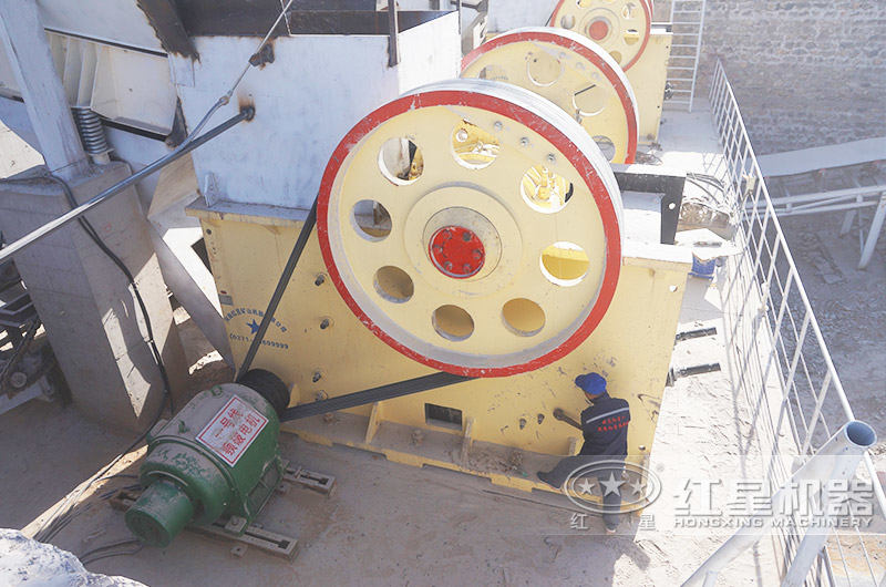 配鄂破機+反擊破的日產(chǎn)5萬噸石子破碎生產(chǎn)線現(xiàn)場1 配鄂破機+反擊破的日產(chǎn)5萬噸石子破碎生產(chǎn)線現(xiàn)場1