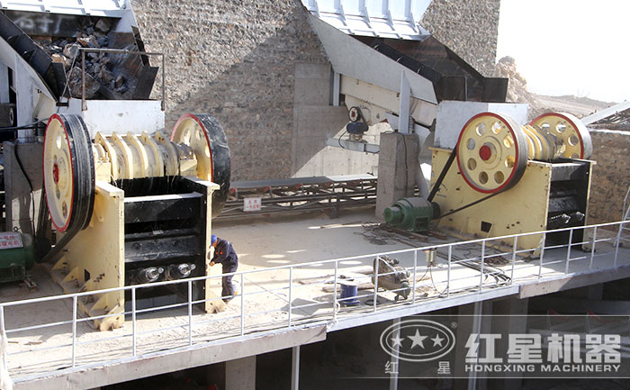 河北時產230噸石灰?guī)r破碎現(xiàn)場