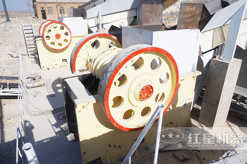 日產(chǎn)1000噸青石破碎生產(chǎn)線現(xiàn)場(chǎng):顎破機(jī)進(jìn)料 日產(chǎn)1000噸青石破碎生產(chǎn)線現(xiàn)場(chǎng):顎破機(jī)進(jìn)料