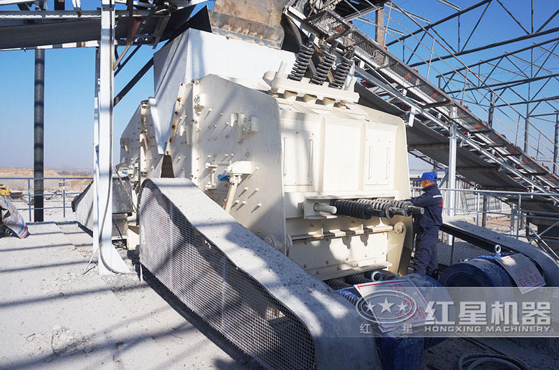 日產(chǎn)1000噸青石破碎生產(chǎn)線現(xiàn)場(chǎng):反擊破 日產(chǎn)1000噸青石破碎生產(chǎn)線現(xiàn)場(chǎng):反擊破