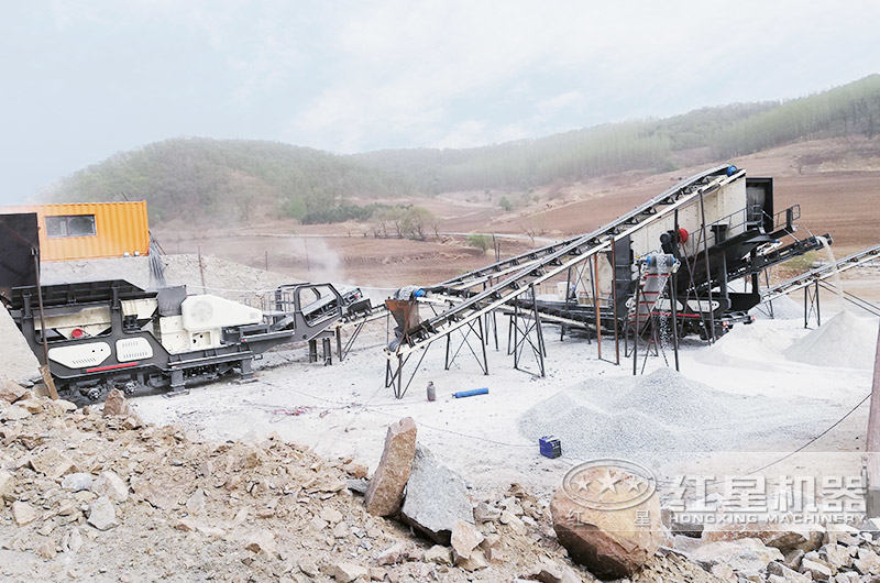 顎式移動(dòng)破碎站工作現(xiàn)場 顎式移動(dòng)破碎站工作現(xiàn)場