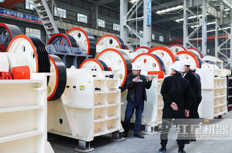 虎口石子破碎機價格實惠，客戶來廠參觀