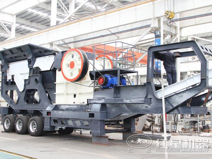 小型移動顎式破碎車集給料、破碎、傳輸為一體