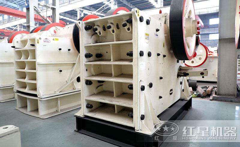 鄂式破碎機，優(yōu)質(zhì)鋼板鑄成，使用壽命長 style=width:720px; 