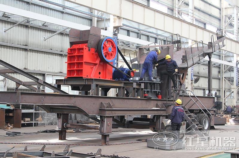 小型移動粉碎機生產(chǎn)車間 小型移動粉碎機生產(chǎn)車間