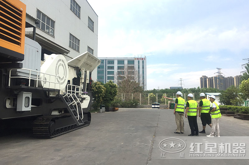 客戶來(lái)廠參觀,經(jīng)理陪同講解 客戶來(lái)廠參觀,經(jīng)理陪同講解