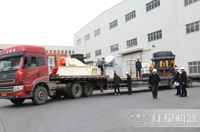 圓錐破碎機(jī)發(fā)貨現(xiàn)場(chǎng) 圓錐破碎機(jī)發(fā)貨現(xiàn)場(chǎng)