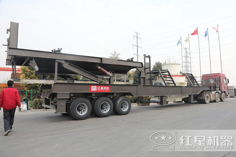 移動(dòng)制砂機(jī)一體式設(shè)備開(kāi)往客戶(hù)現(xiàn)場(chǎng) 移動(dòng)制砂機(jī)一體式設(shè)備開(kāi)往客戶(hù)現(xiàn)場(chǎng)