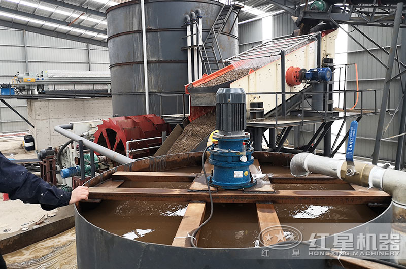 洗砂機生產(chǎn)現(xiàn)場,建設沉淀池 洗砂機生產(chǎn)現(xiàn)場,建設沉淀池