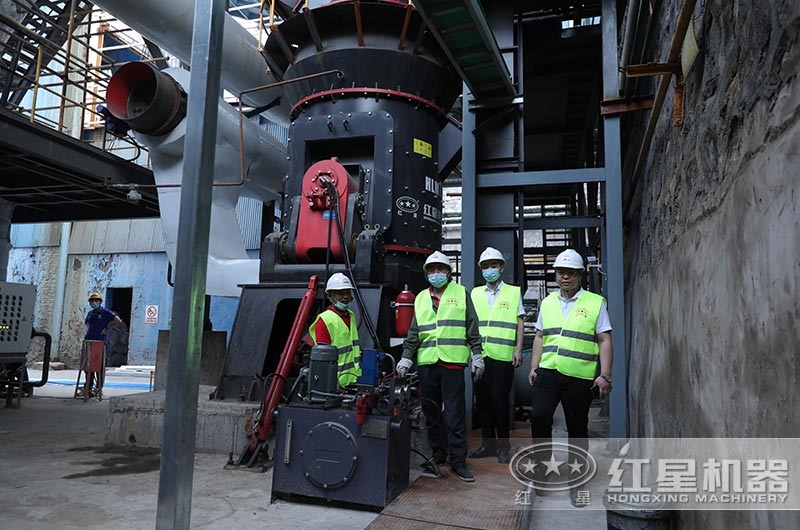 磨粉機(jī)生產(chǎn)現(xiàn)場(chǎng) 磨粉機(jī)生產(chǎn)現(xiàn)場(chǎng)