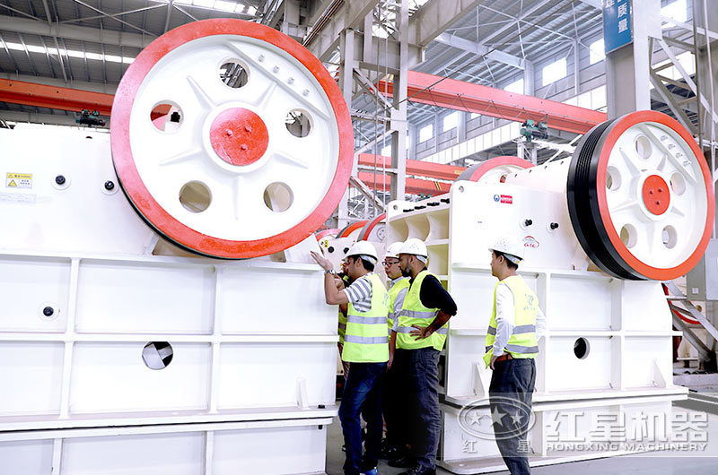 客戶(hù)來(lái)廠參觀顎式破碎機(jī)設(shè)備